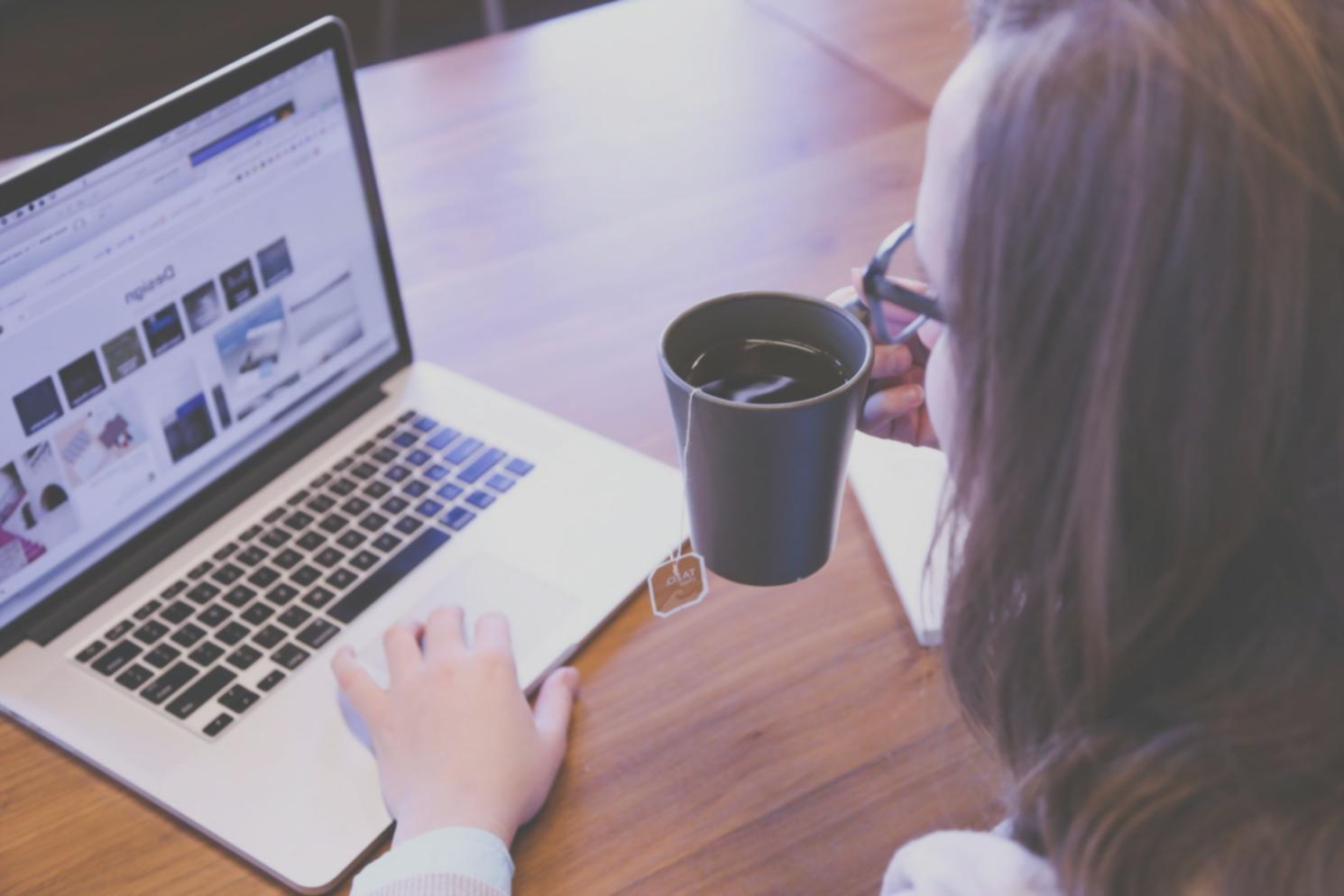 Analyse approfondie des données SEO sur écran d'ordinateur